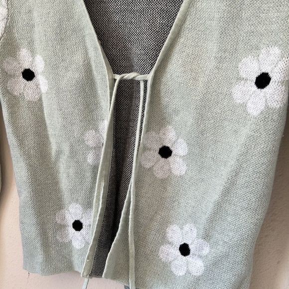 Nikkak Green Floral Cropped Long Sleeve Cardigan - Picture 5 of 6